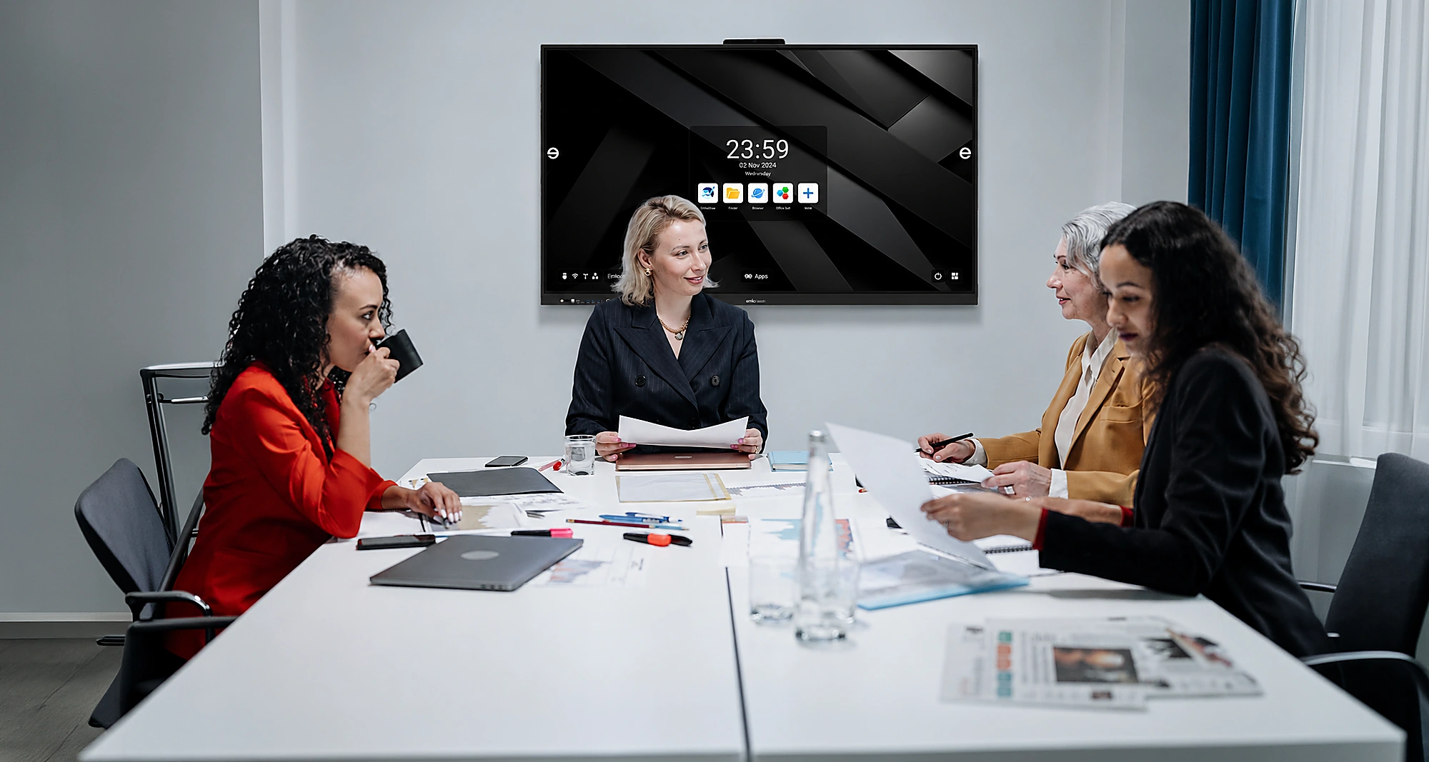 EmkoBoard kullanılan modern kurumsal toplantı ortamı