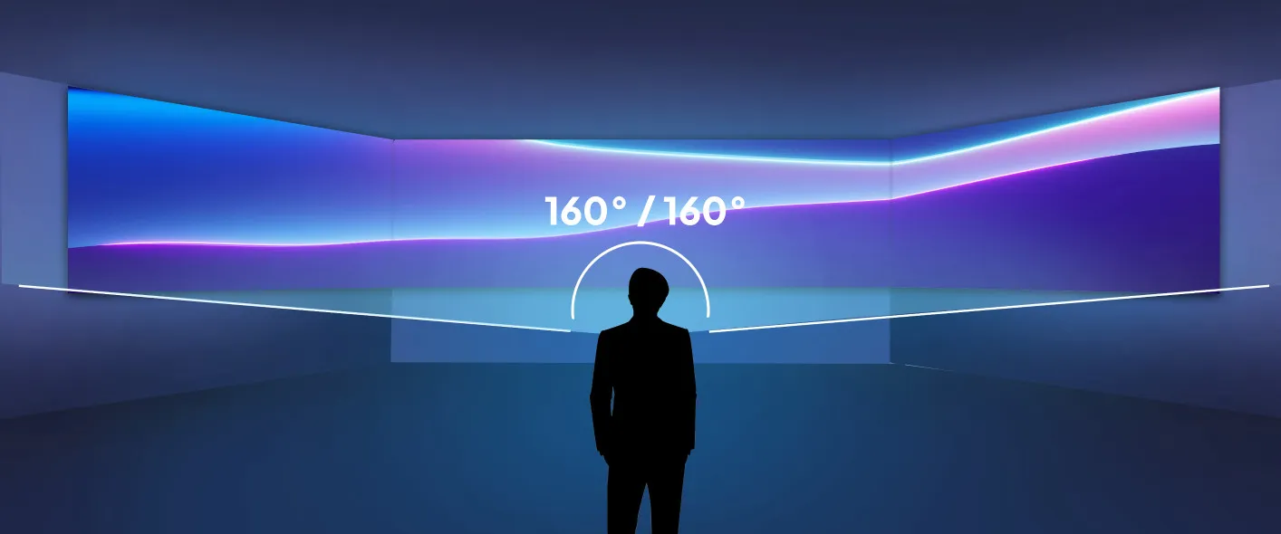 Bir insan silueti, modern ve karanlık bir odada geniş bir görüş açısını gösteren 160° / 160° görüntülü büyük, kavisli, renkli bir ekranın karşısında durmaktadır.