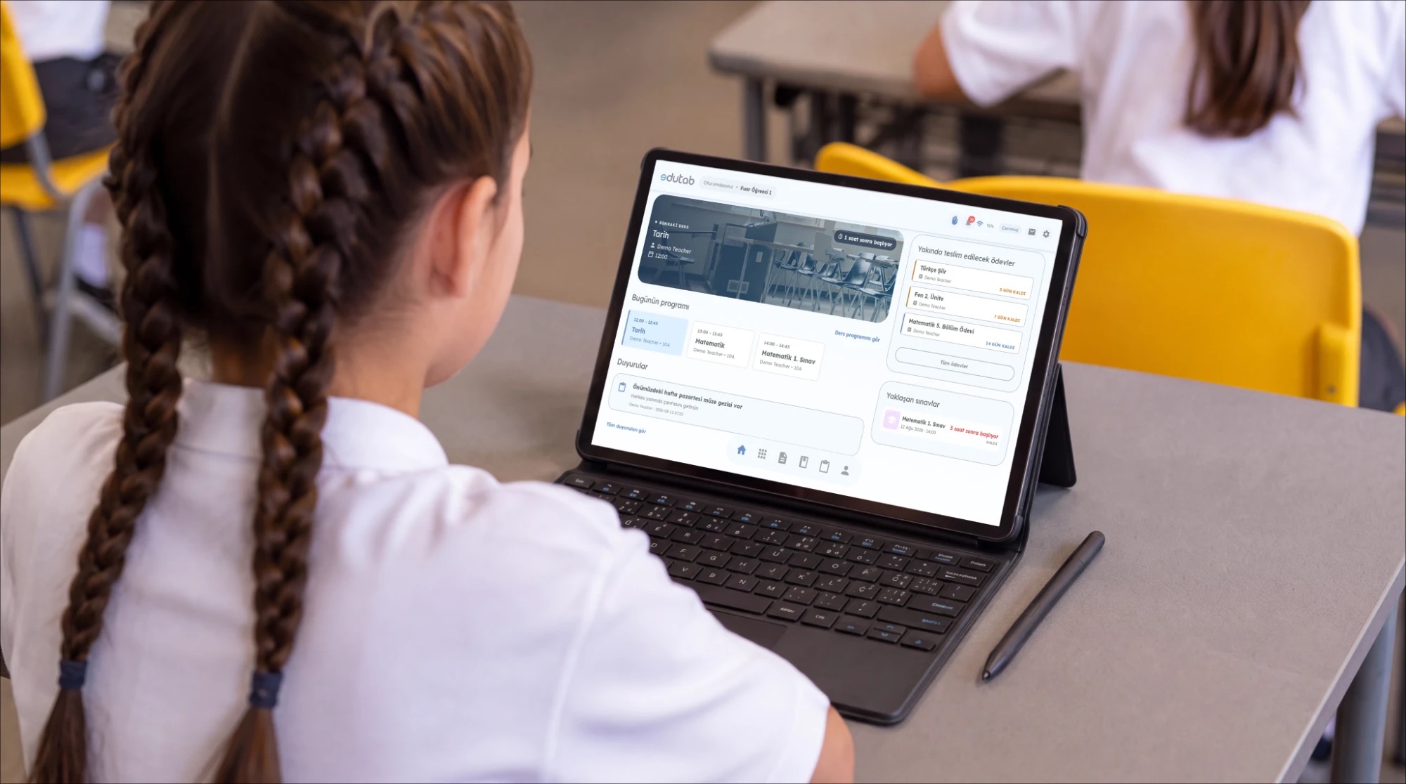 Öğrenci EduTab tabletinde ders programını, ödevlerini ve duyuruları görüyor