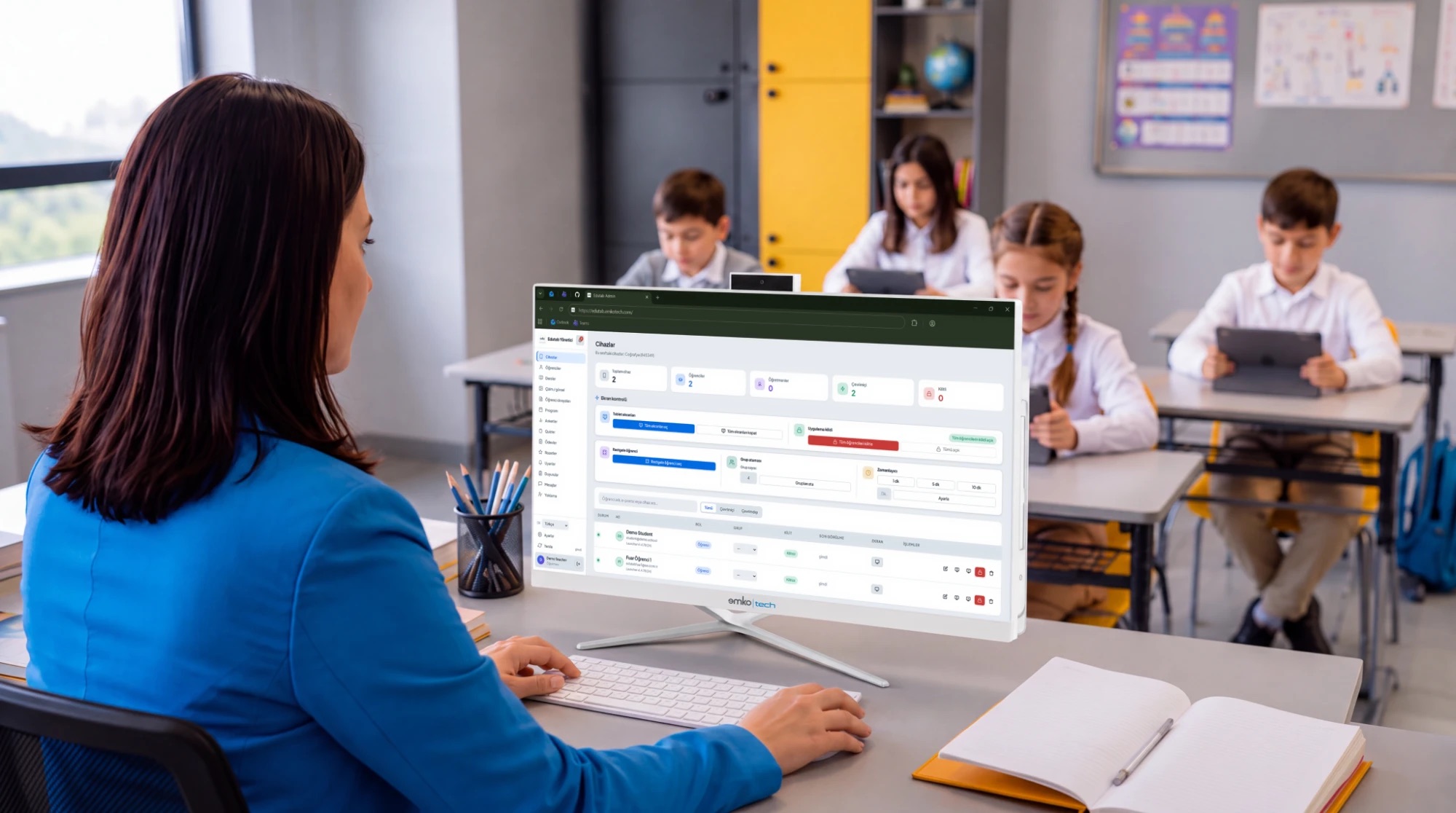Öğretmen EduTab web panelinde sınıftaki cihazları ve ekran kontrollerini yönetiyor