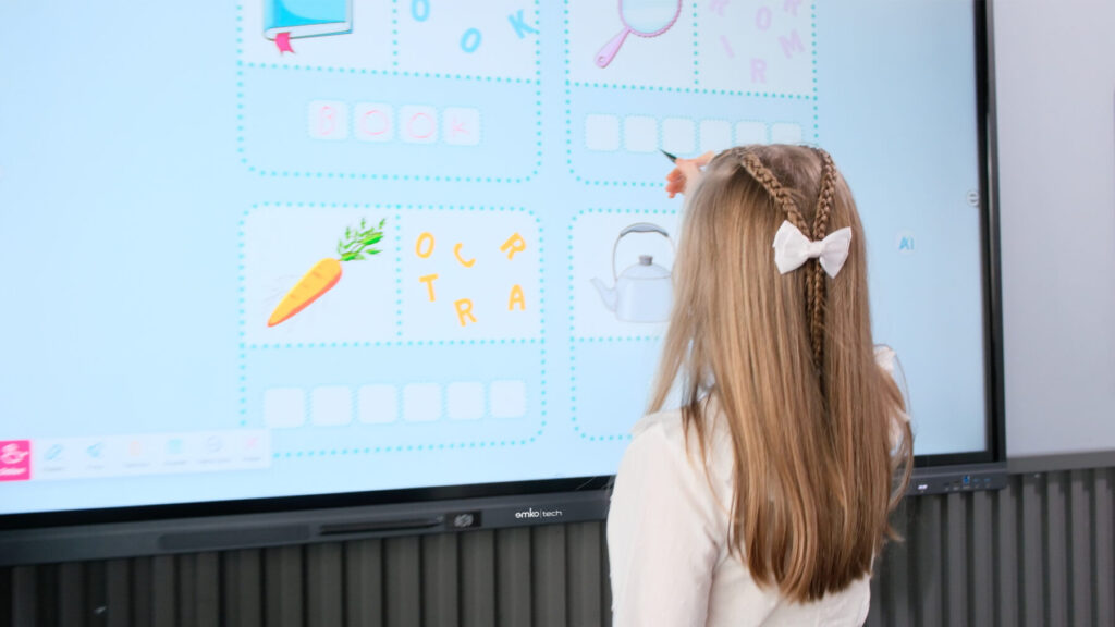 Akıllı tahta, çocukların teknolojiyi sevme eğilimini avantaja dönüştürerek öğrenmeyi daha eğlenceli, etkileşimli ve kalıcı hale getirmenin en güçlü anahtarlarından biridir.