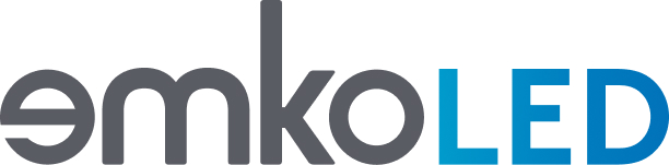 Küçük harflerle emkoLED metnini içeren logo; emko koyu gri, LED ise parlak mavi renktedir. E harfi ters çevrilmiş bir tasarımla stilize edilmiştir.