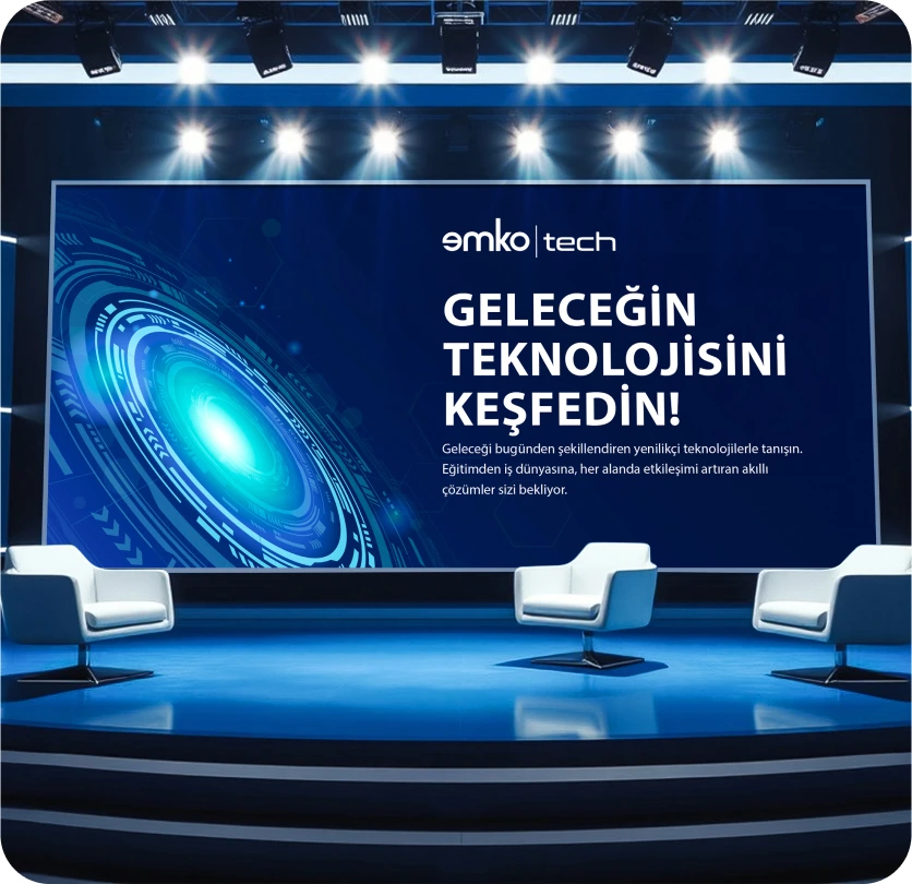 Beyaz sandalyeler ve masalardan oluşan modern bir sahne kurulumu, Emko Tech logosunu ve mavi fütüristik bir grafiğe karşı Türkçe Geleceğin Teknolojisini Keşfedin! metnini gösteren büyük bir dijital ekrana bakmaktadır.