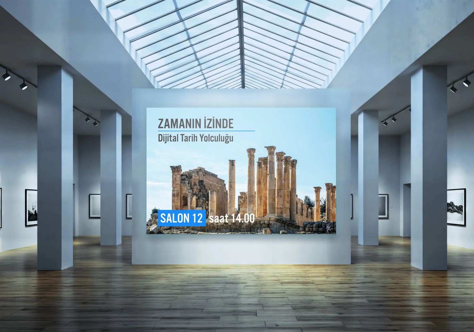 Antik kalıntıları ve sütunları gösteren büyük bir dijital posterin yer aldığı modern bir sanat galerisi. Posterde şunlar yazıyor: Zamanın İzinde Dijital Tarih Yolculuğu ve SALON 12 saat 14:00 Türkçe. Duvarlarda siyah-beyaz fotoğraflar asılı.