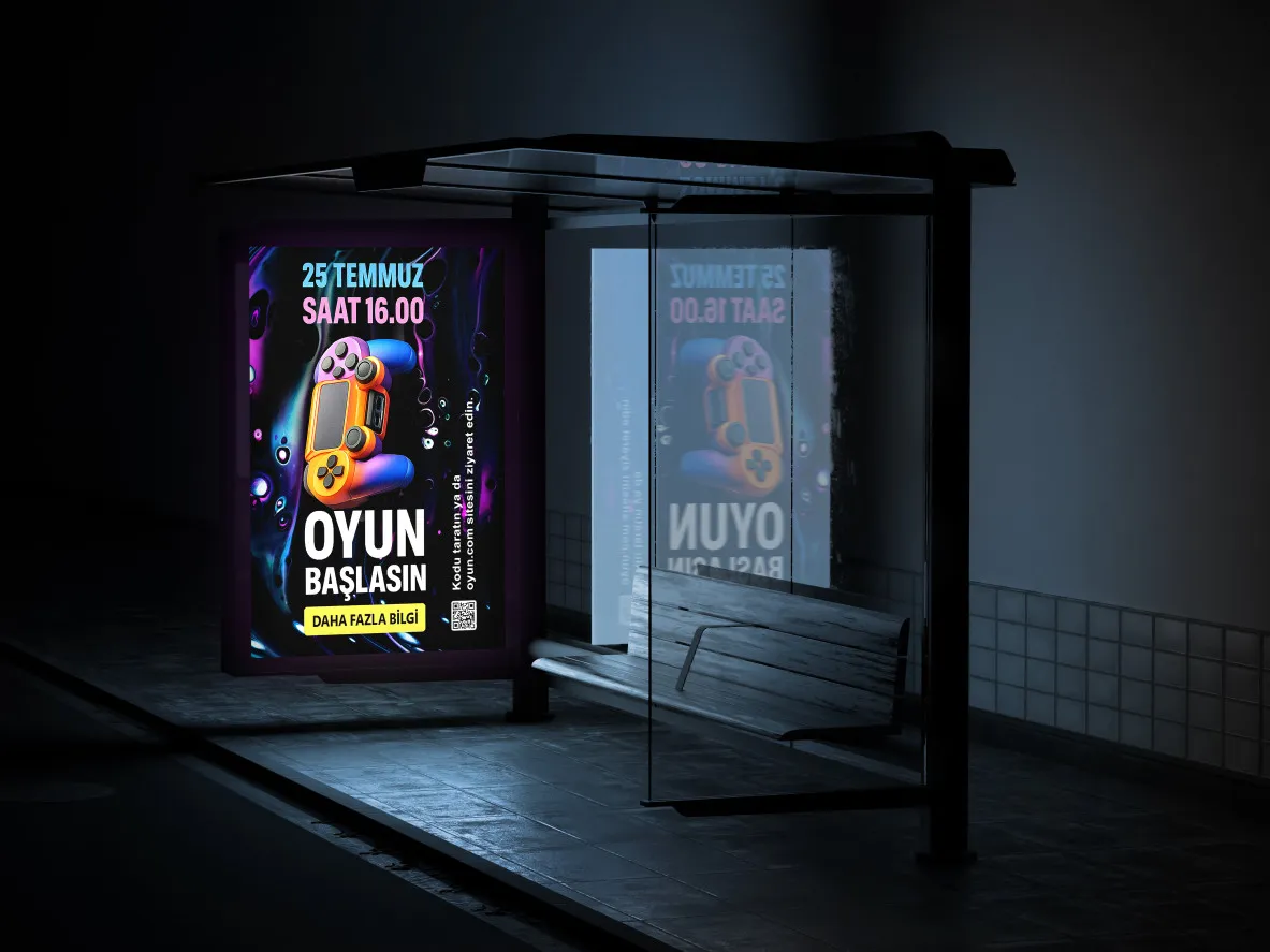 Gece vakti bir otobüs durağı, renkli bir oyun kumandası ve neon grafikler gösteren bir afişle aydınlatılıyor. Afiş metni Türkçe olup, 25 Temmuz saat 16:00'da bir QR kodu ve OYUN BAŞLASIN ibaresi ile bir oyun etkinliğini duyurmaktadır.